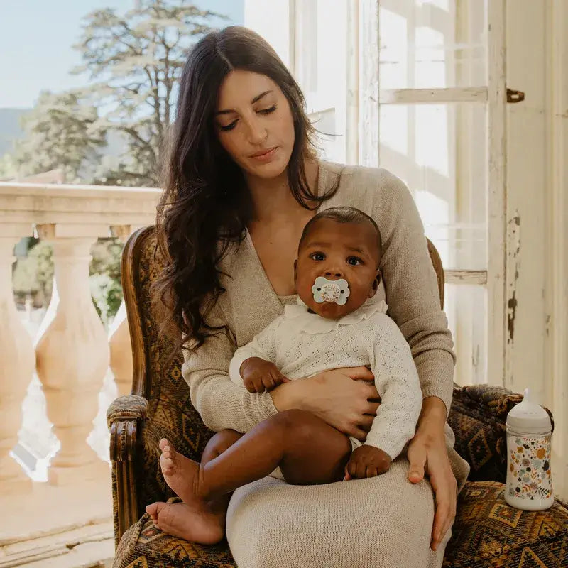 Suavinex Newborn Gift Set: Bottles + Soother + Dispenser + Pacifier + Soother Holder + Pacifier Holder, Wonderland Blue